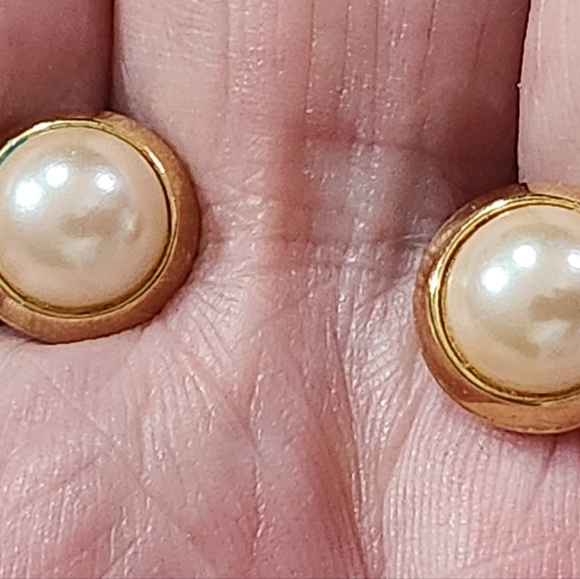 RICHELIEU Faux Pearl Stud Earrings - Picture 10 of 11